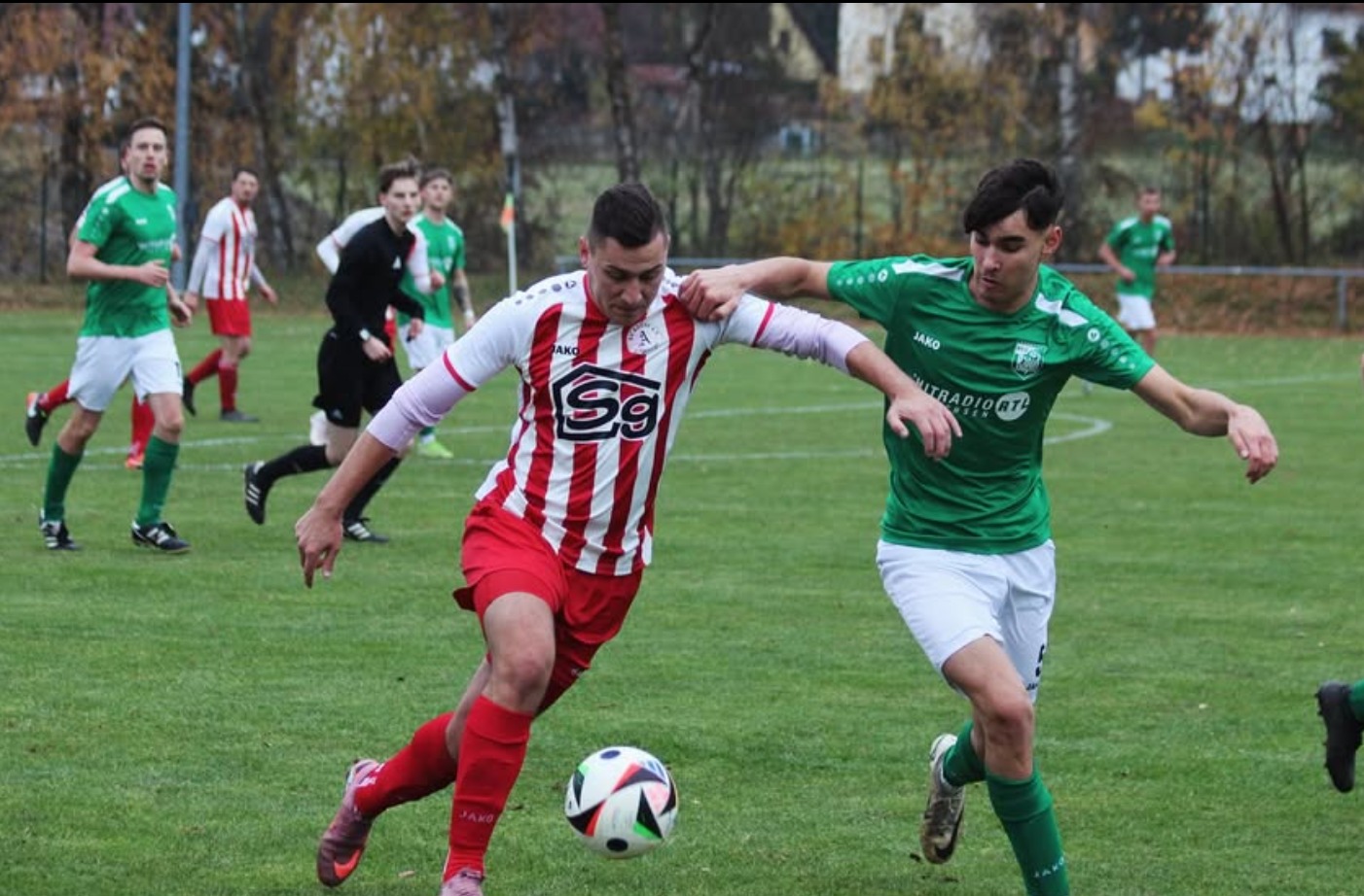 Zwei Spieler kämpfen im Laufduell um den Ball