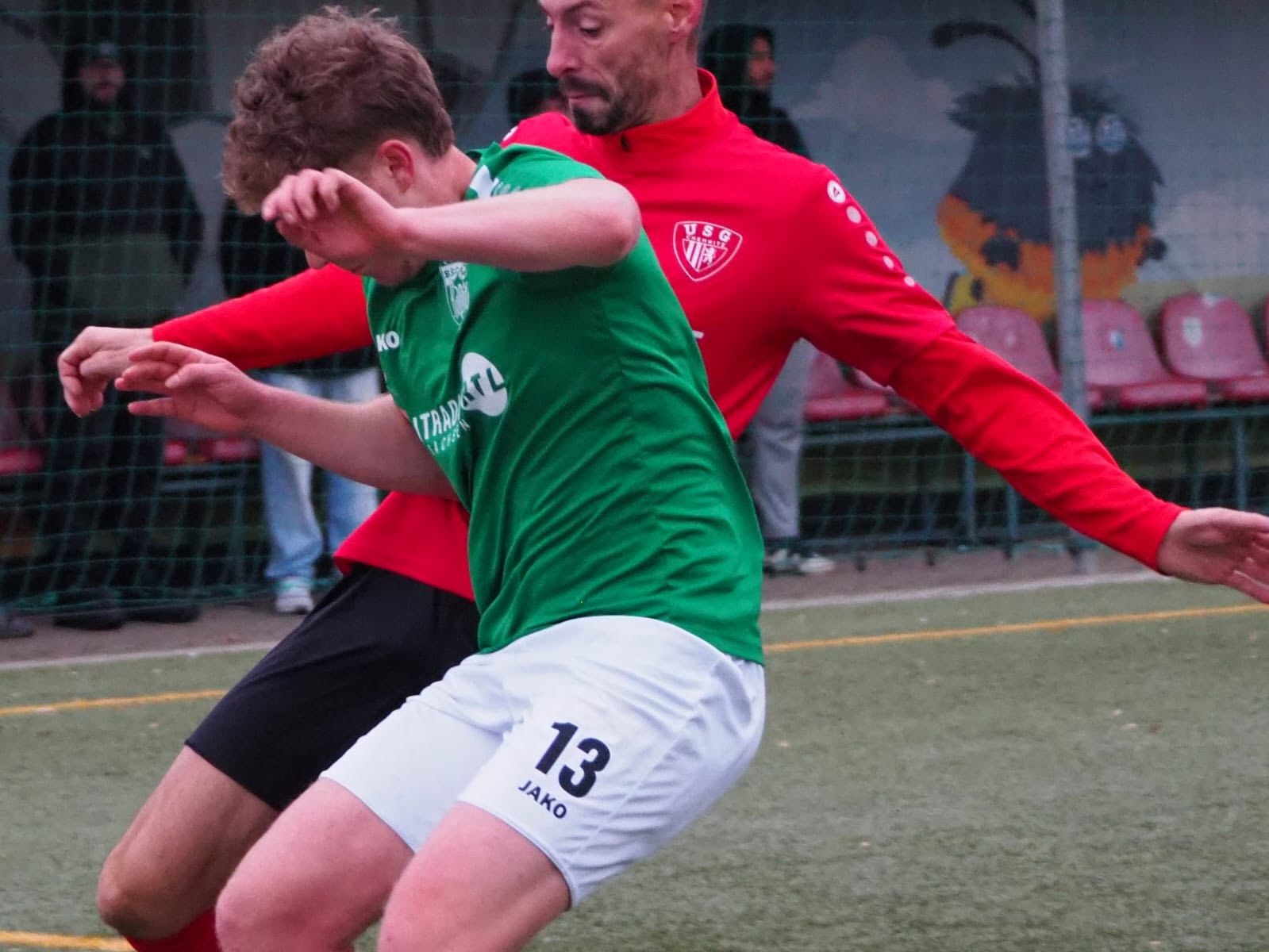 Zwei Spieler im engen Körperkontakt beim Kampf um den Ball