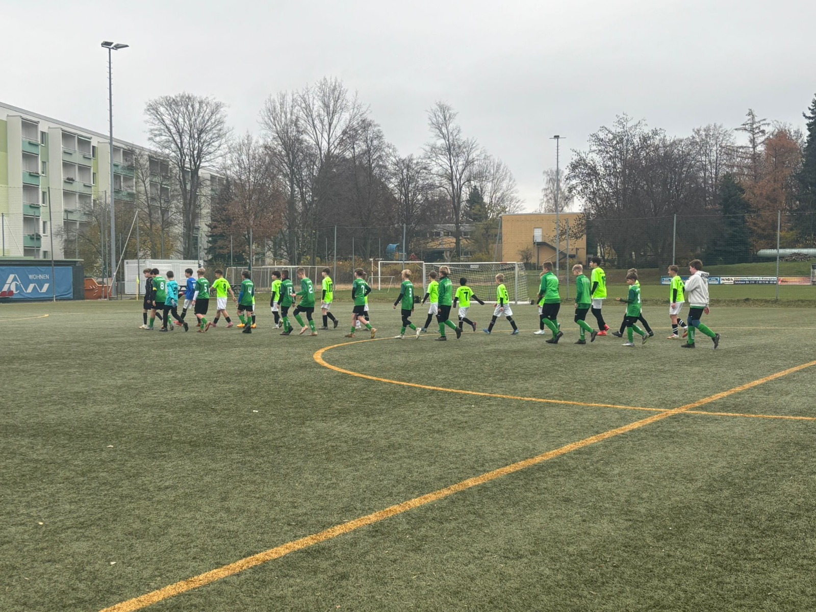 Die Mannschaften gehen nach dem Spiel abklatschend aneinander vorbei