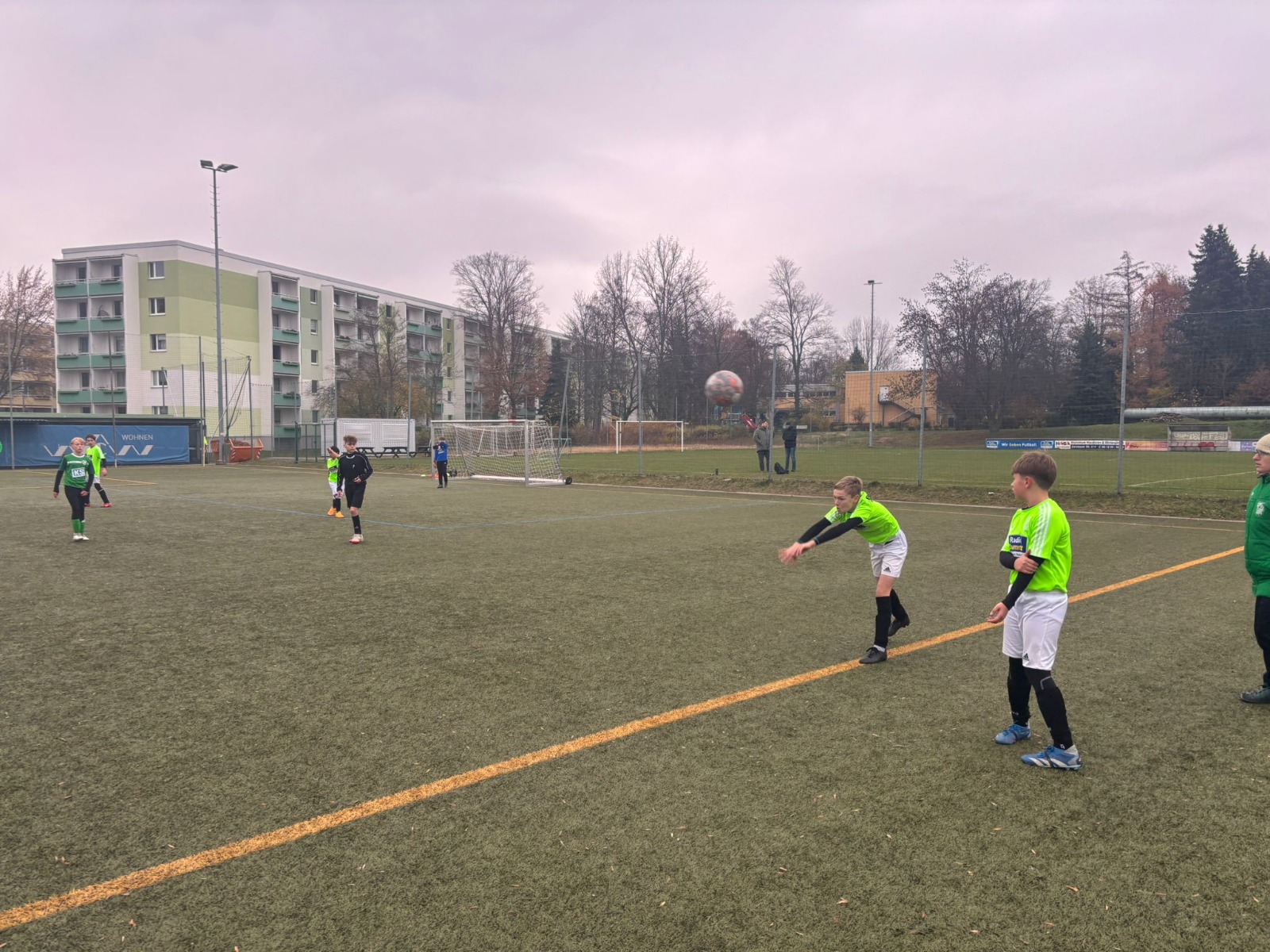 Ein Nachwuchsspieler bringt den Ball per Einwurf ins Spiel