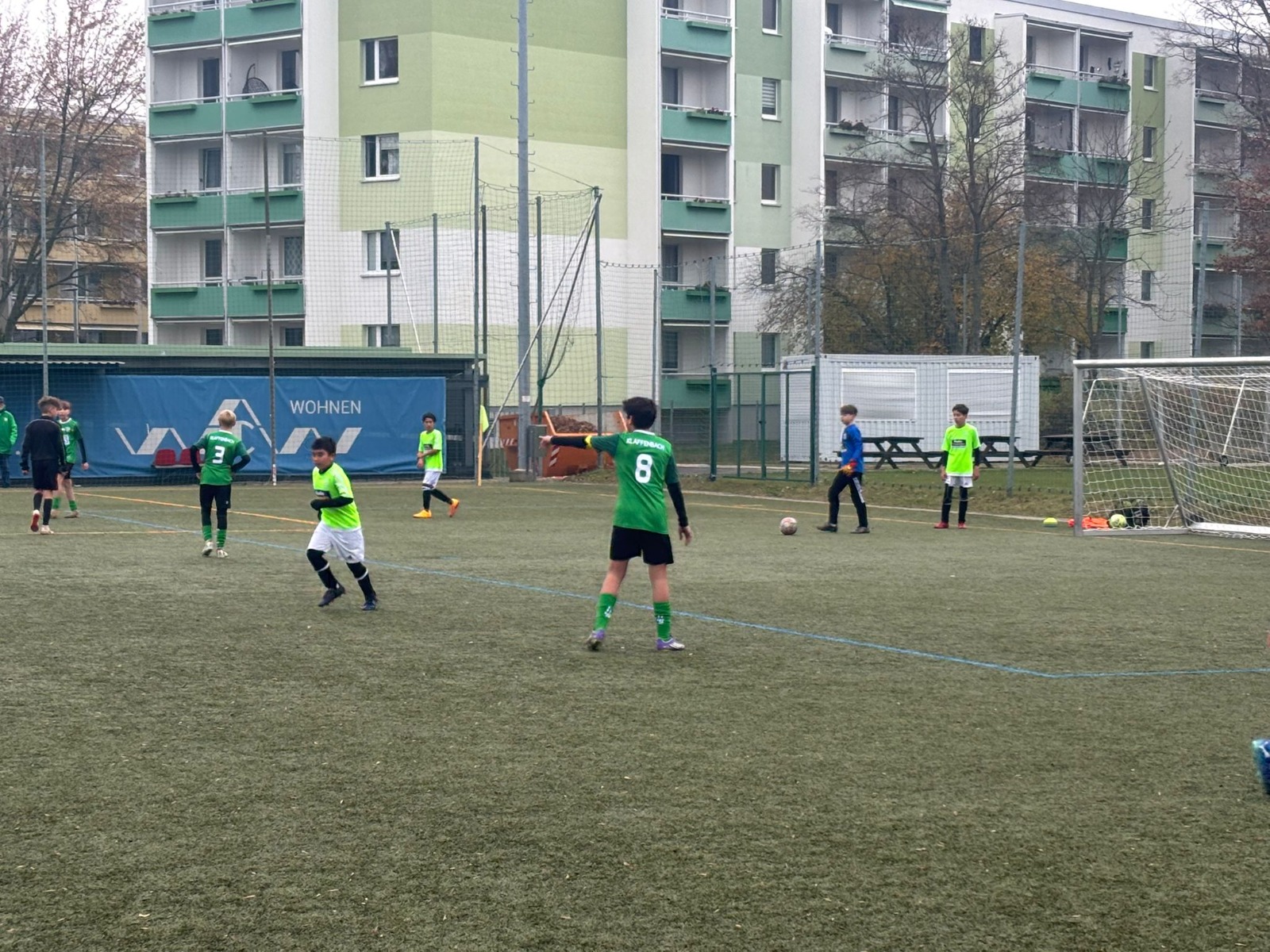 Nachwuchsspieler verteilen sich für den Spielaufbau über den Kunstrasenplatz