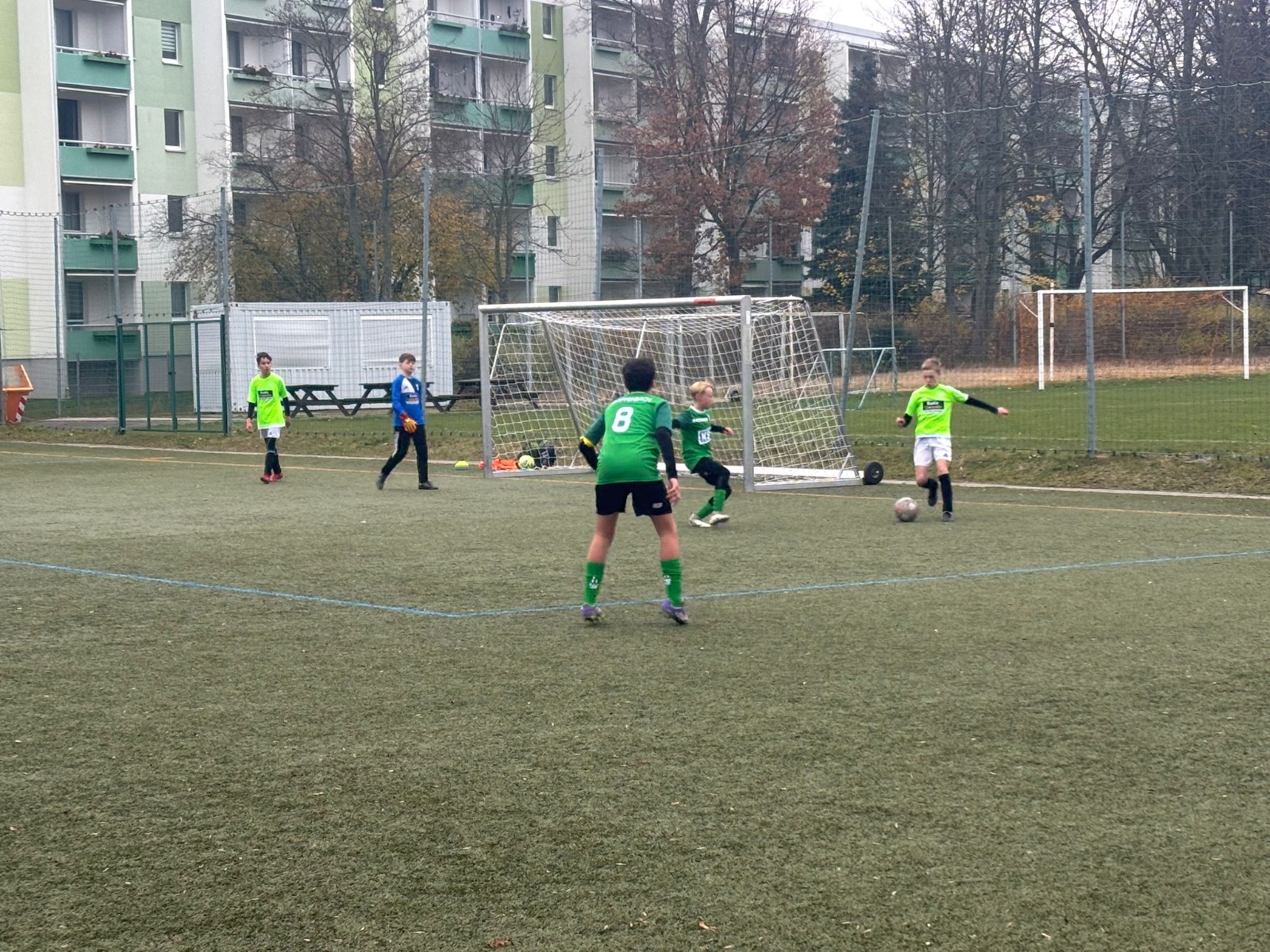 Nachwuchsspieler kämpfen im Torraum um den Ball