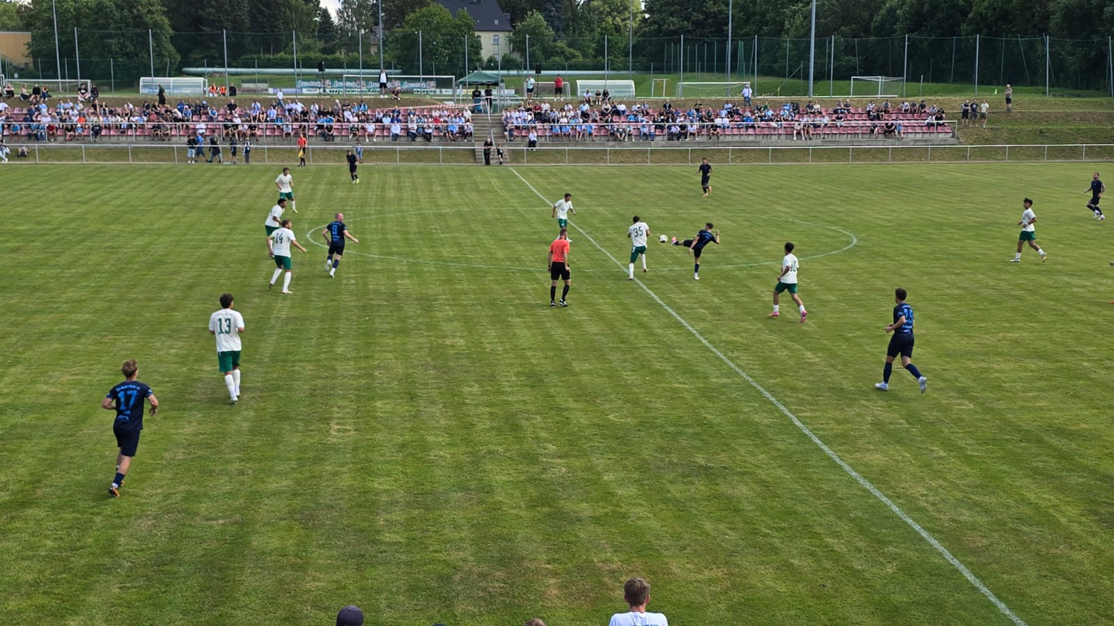 Übersicht über eine laufende Spielszene im Stadion an der Irkutsker Straße