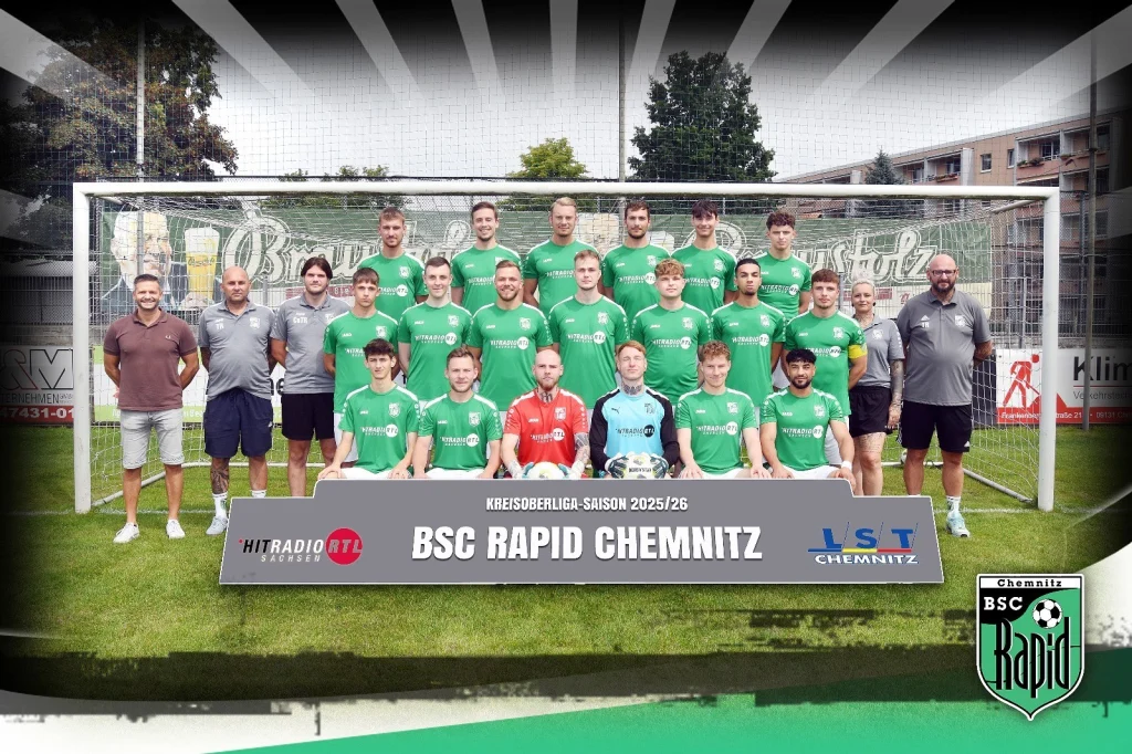 Mannschaftsfoto der Männermannschaft des BSC Rapid Chemnitz vor dem Tor