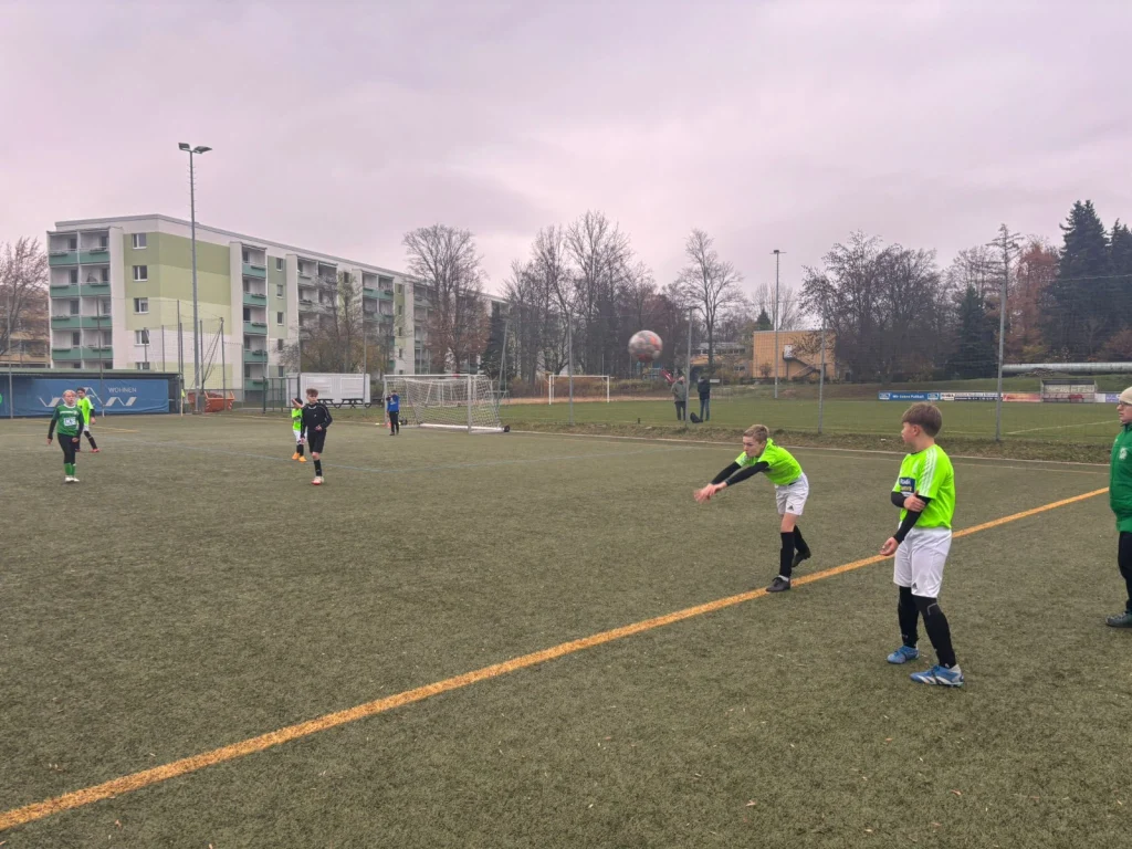 Ein Nachwuchsspieler bringt den Ball per Einwurf ins Spiel